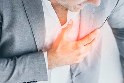 Man_Suffering_Heart_Attack_Clutching_Chest_480x320_Q50